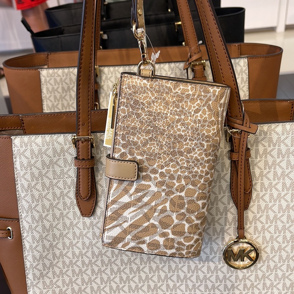 MICHAEL KORS LARGE DOUBLE ZIP WRISTLET WALLET PHONE CASE CLUTCH 
Camel Multi - Picture 12 of 16